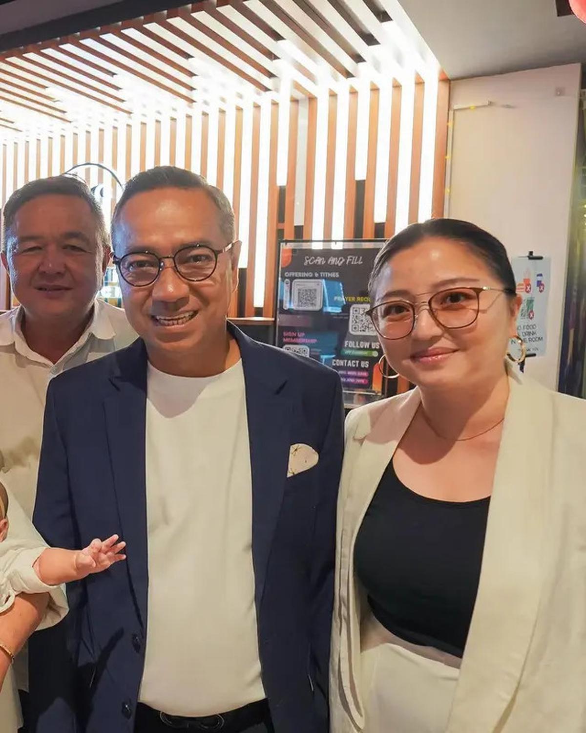 7 Potret Gritte Agatha Gelar Penyerahan Anak ke Gereja, Arief Hidayat Ikut Belajar