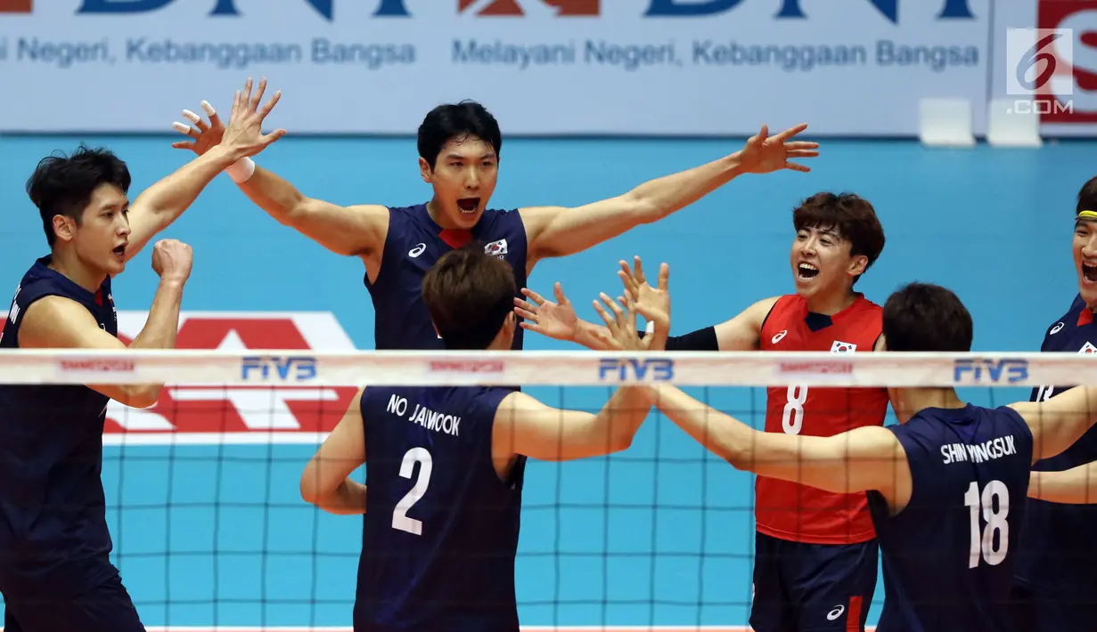 Pemain Timnas voli putra Korea Selatan merayakan poin saat melawan Indonesia pada babak 8 besar Grup E Kejuaraan Voli Asia 2017 di GOR Tri Dharma, Gresik, Kamis (27/7). Indonesia kalah 3-1. (Liputan6.com/Helmi Fithriansyah)