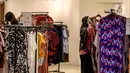 Beragam pilihan pakaian  di pusat perbelanjaan ini bisa jadi pilihan bagi para pembeli. (Liputan6.com/Faizal Fanani)