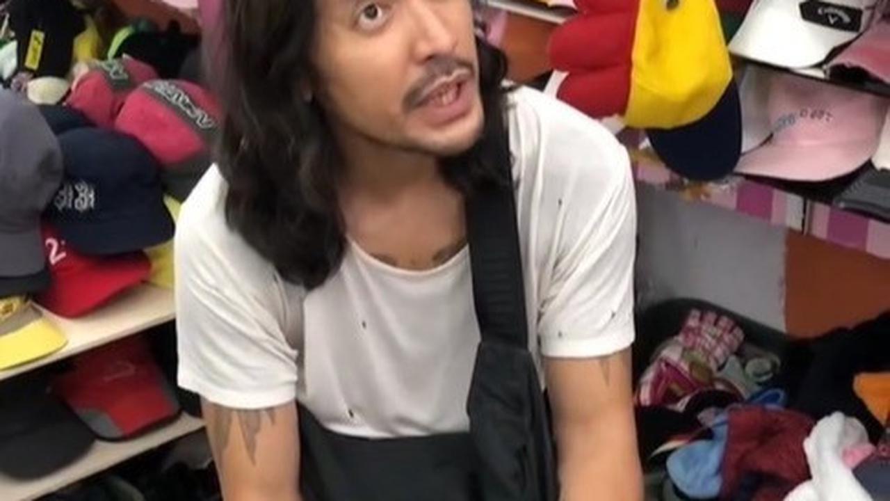 Potret Ello Vokalis Band Dewa 19 Thrifting di Pasar Baru Pakai Kaos Oblong Bolong-Bolong, Tetap Ganteng Meski Tampil Lusuh