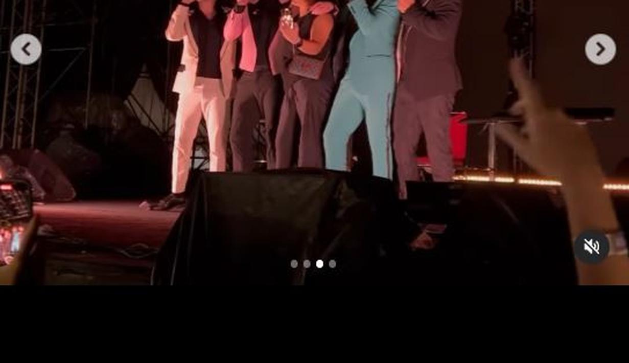 Betapa bahagianya bintang film Milly dan Mamet, saat digandeng oleh Mark Westlife. Ini merupakan momen yang ditunggunya. (Foto: Instagram/@sysiio)