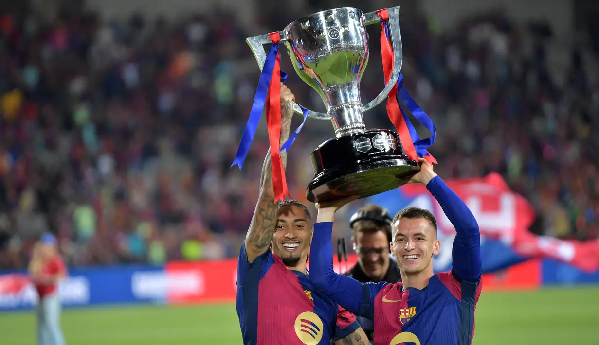 Gelar juara LaLiga 2024/2025 melengkapi kesuksesan Blaugrana meraih treble domestik. (MANAURE QUINTERO/AFP)