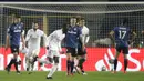 Bek Real Madrid, Ferland Mendy (tengah) melakukan selebrasi usai mencetak gol ke gawang Atalanta dalam laga leg pertama babak 16 Besar Liga Champions 2020/21 di Gewiss Stadium, Bergamo, Rabu (24/2/2021). Real Madrid menang 1-0 atas Atalanta. (AP/Luca Bruno)