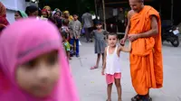 Biara Dharmarajika di Bangladesh menyediakan makanan buka puasa untuk muslim (Credit: Mahmud Hossain Opu/Al Jazeera)