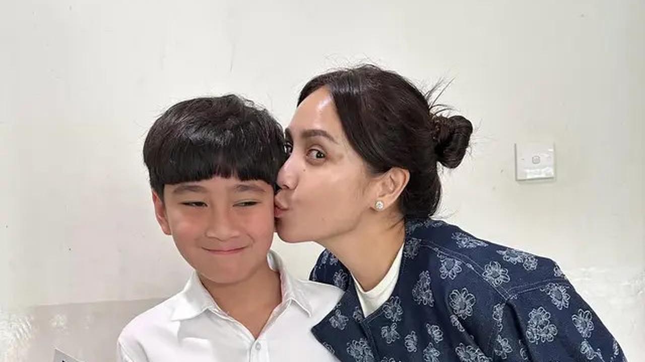 Nagita Slavina Tampil Tanpa Makeup saat Hadir di Sekolah Rafathar Sambil Kenakan Outer Rp400 ribuan