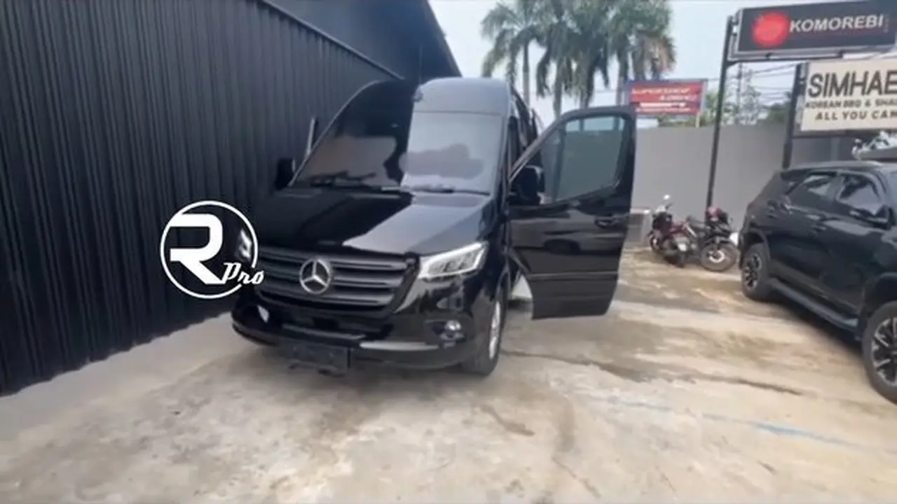 8 Potret Isi Mobil Baru Dewi Persik yang Punya Fasilitas Lengkap Bak