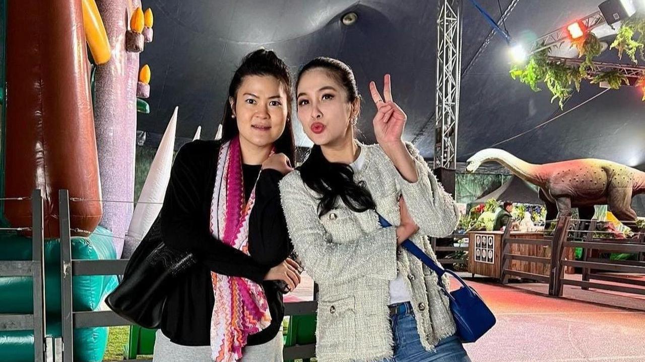Sudah menjadi ibu dua anak, tak banyak yang berubah dari penampilan Sandra. Ia tetap langsing seperti sebelum menikah.
