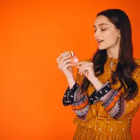 5 rekomendasi parfum dengan aroma manis dan segar. (foto/dok: freepik/senivpetro)