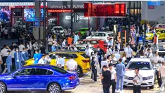 Orang-orang mengunjungi Pameran Otomotif Internasional Changchun China ke-17 di Changchun, Provinsi Jilin, China, pada 10 Juli 2020. Pameran Otomotif Internasional Changchun China yang berlangsung selama 10 hari ini dibuka pada Jumat (10/7). (Xinhua/Xu Chang)