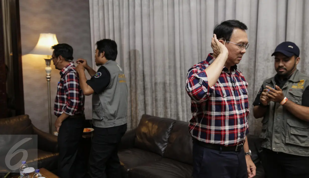 Pasangan calon Gubernur dan Wakil Gubernur DKI Jakarta no 2, Basuki Tjahaja Purnama dan Djarot Saiful Hidayat bersiap dibelakang panggung sebelum debat terakhir Pilgub DKI Jakarta di Hotel Bidakara, Jakarta, Rabu (12/4). (Liputan6.com/Faizal Fanani)