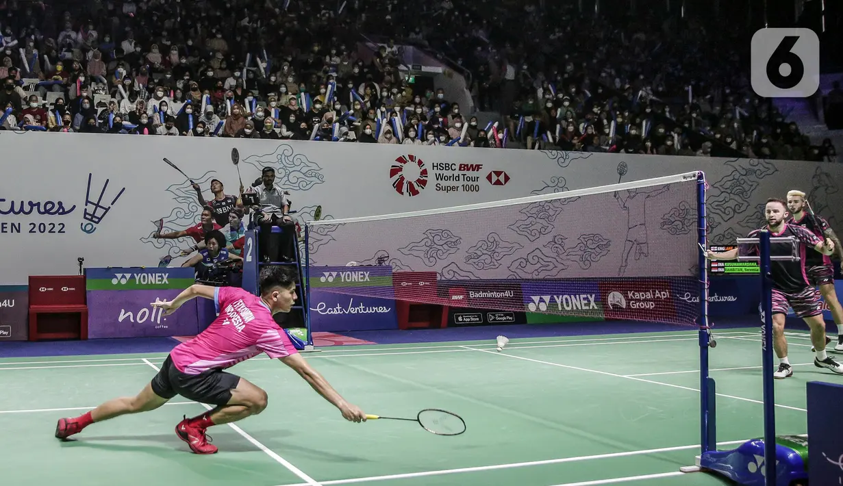 Ganda putra Indonesia Pramudya Kusumawardana/Yeremia Rambitan mengembalikan kok Ben Lane/Sean Vendy dari Inggris saat tampil dalam Indonesia Open 2022 di Istora Senayan, Jakarta, Rabu (15/6/2022). Pramudya Kusumawardana dan Yeremia Rambitan menang dengan skor 21-19, 21-15. (Liputan6.com/Faizal Fanani)
