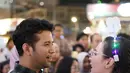 Kenakan bando tahun baru, Arumi Bachsin dan Emil Dardak terlihat romantis dengan saling tatap [@arumibachsin_94]