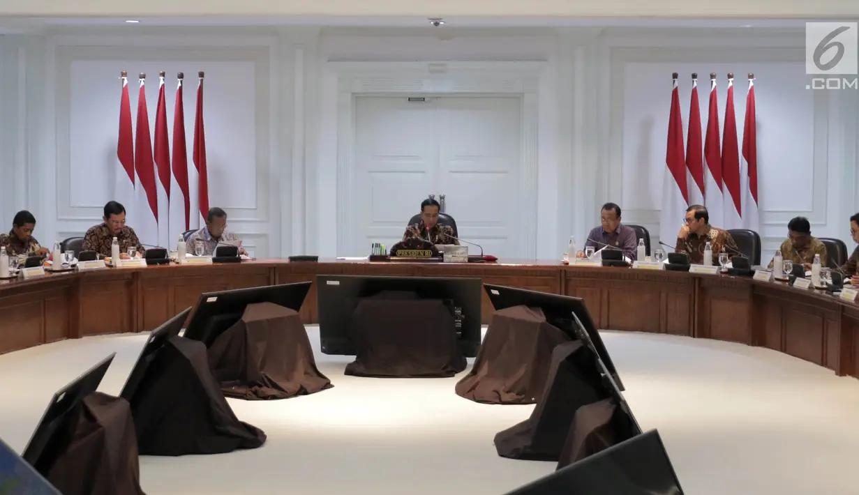 Presiden Joko Widodo memimpin Rapat Terbatas Evaluasi Proyek Strategis Nasional di Kantor Presiden, Jakarta, Senin (16/4). Jokowi mengatakan proyek strategis nasional yang mulai dikerjakan pada 2018 agar segera dieksekusi. (Liputan6.com/Angga Yuniar)