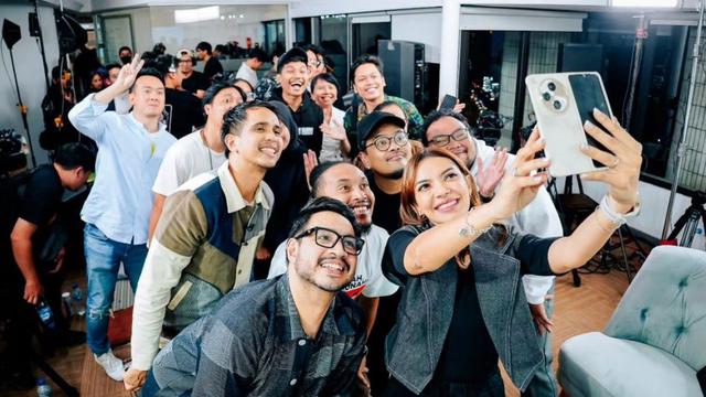 Najwa Shihab bersama komika dalam nobar musyawarah debat