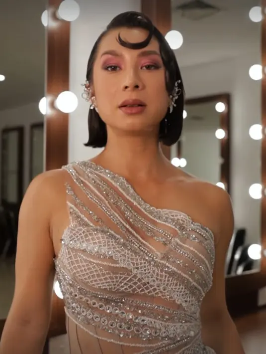 Wajah Jennifer Bachdim dipulas makeup soft glam dengan eyeshadow smokey red eye dan lipstik cokelat [@jenniferbachdim]