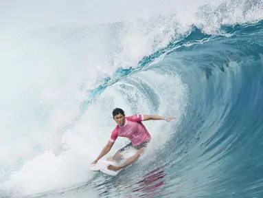 Peselancar Indonesia, Rio Waida, mendapat hasil kurang apik pada babak pertama Olimpiade Paris 2024 di Teahupo'o, Tahiti, Minggu (28/7/2024) dini hari WIB. Meski demikian dia masih punya kans lolos ke babak ketiga atau 16 besar. (AP Photo/Gregory Bull)