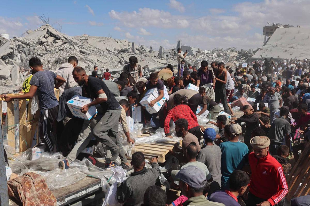 FOTO: Di Tengah Gencatan Senjata, Warga Gaza Berebut Bantuan Bahan Makanan untuk Bertahan Hidup