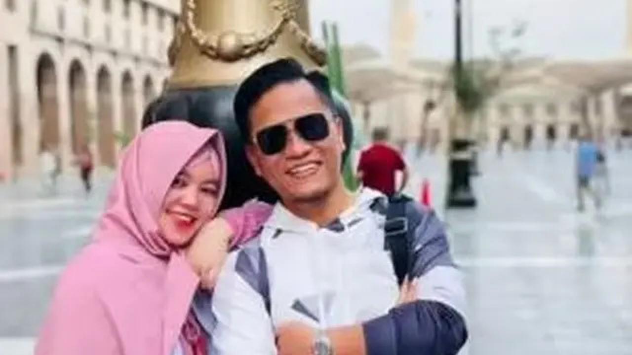 Gaya Istri Miftah Maulana Bagi-Bagi Roti pada Santri yang Jalan Jongkok, Adabnya Tuai Kritik