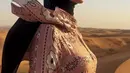 Hal ini terlihat dalam foto-fotonya saat berlibur ke Dubai baru-baru ini. Tampak perempuan 37 tahun itu tampil elegan kenakan floral dress warna dusty pink dan hijab pashmina warna hitam. [@paula_verhoeven]