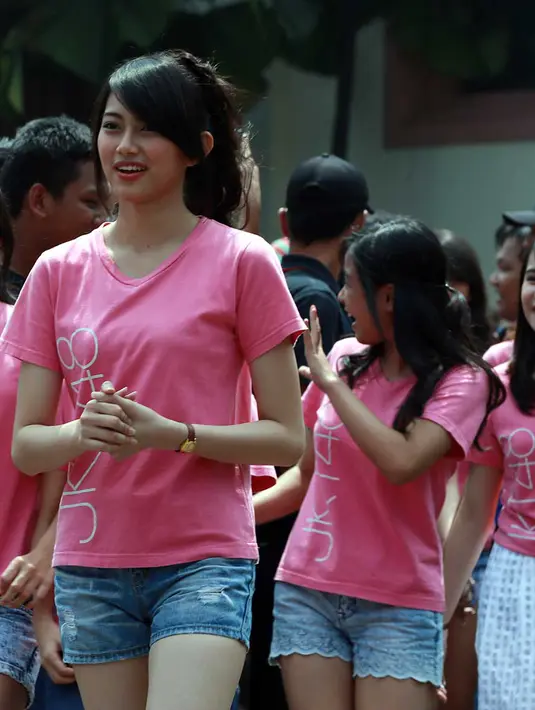 Mengenakan kostum Pink, para personel tim K JKT48 tersebut membuat para Wota rela dijemur dengan terik matahari. (Deki Prayoga/Bintang.com)