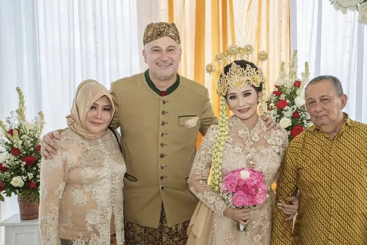 Baby Margaretha mengapit ayahnya saat menikah.