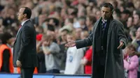 Manajer Chelsea Jose Mourinho (kanan) dan manajer Liverpool Rafael Benitez saat keduanya bertemu pada 2005. (AFP/Odd Andersen)