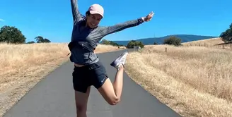 Baju olahraga berbahan jersey dan celana training pendek adalah kombinasi yang tepat untuk olahraga outdoor. (instagram/maudyayunda)
