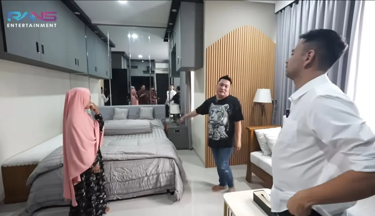 Dilantai dua terdapat tiga kamar tidur. Salah satunya digunakan Merry. Tidak semua orang bisa masuk karena pakai sandi untuk bisa masuk. Kamar utama sangat luas dan nyaman. Merry juga memiliki lemari khusus untuk koleksi jam tangannya. Termasuk pemberian dari Raffi Ahmad yang masih tersimpan. [Youtube/Rans Entertainment]