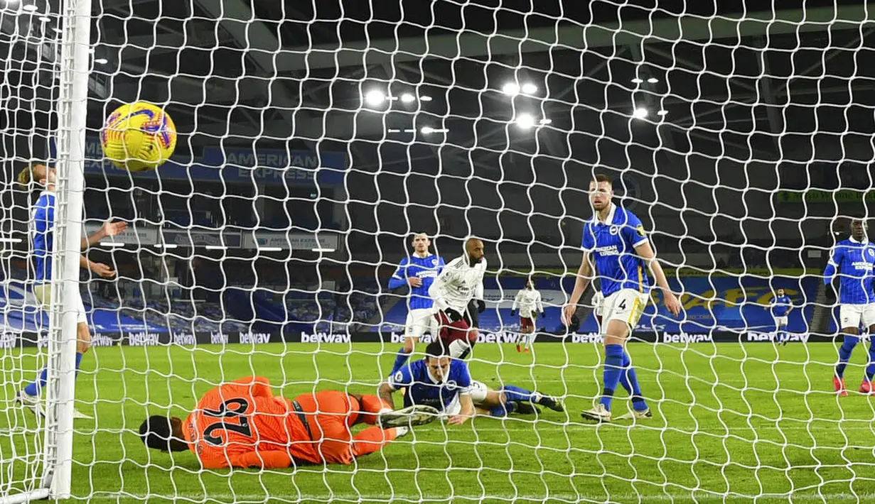 Striker Arsenal, Alexandre Lacazette, mencetak gol ke gawang Brighton & Hove Albion pada laga Liga Inggris di Stadion Amex, Selasa (30/12/2020). Arsenal menang dengan skor 1-0. (Mike Hewitt/Pool via AP)