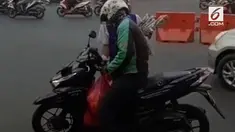 Seorang driver ojek online misterius di Bekasi menjadi perbincangan di media sosial. Pasalnya, setiap Jumat, driver itu muncul membagikan nasi uduk cuma-cuma di jalan.
