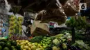 Pedagang menata dagangannya di Pasar Tebet Timur, Jakarta, Senin (4/1/2021). Badan Pusat Statistik (BPS) mencatat inflasi pada bulan Desember 2020 tercatat sebesar 0,45 persen dengan Indeks Harga Konsumen (IHK) sebesar 105,68. (Liputan6.com/Johan Tallo)