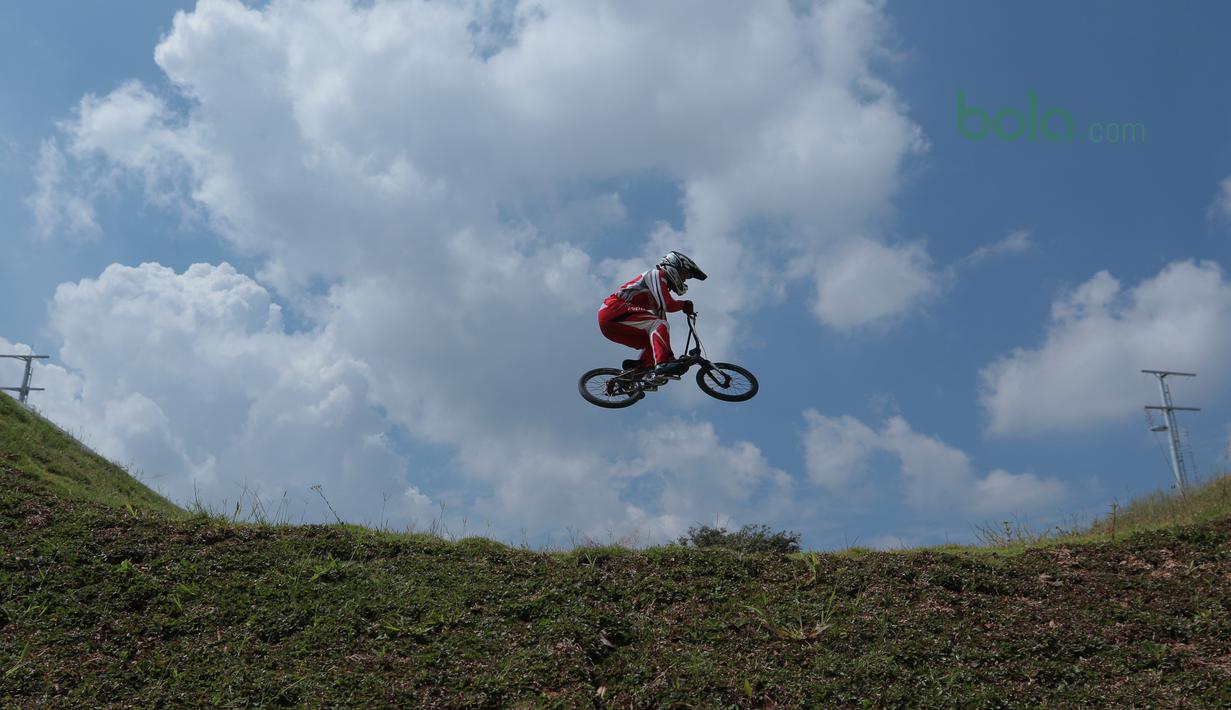 Aksi atlet BMX, I Gusti Bagus Saputra melintasi track di Pulomas, Jakarta (21/6/2018). Tiga atlet BMX putra Indonesia mengikuti seleksi menuju Asian Games 2018. (Bola.com/Nick Hanoatubun)