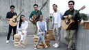 Sutradara dan penulis film Cek Toko Sebelah, Ernest Prakasa merasakan ada yang unik dari duet grup musik The Overtunes dan Gamaliel Audrey Cantika (GAC). Itulah akhirnya memilih grup tersebut mengisi soundtrack filmnya. (Deki Prayoga/Bintang.com)