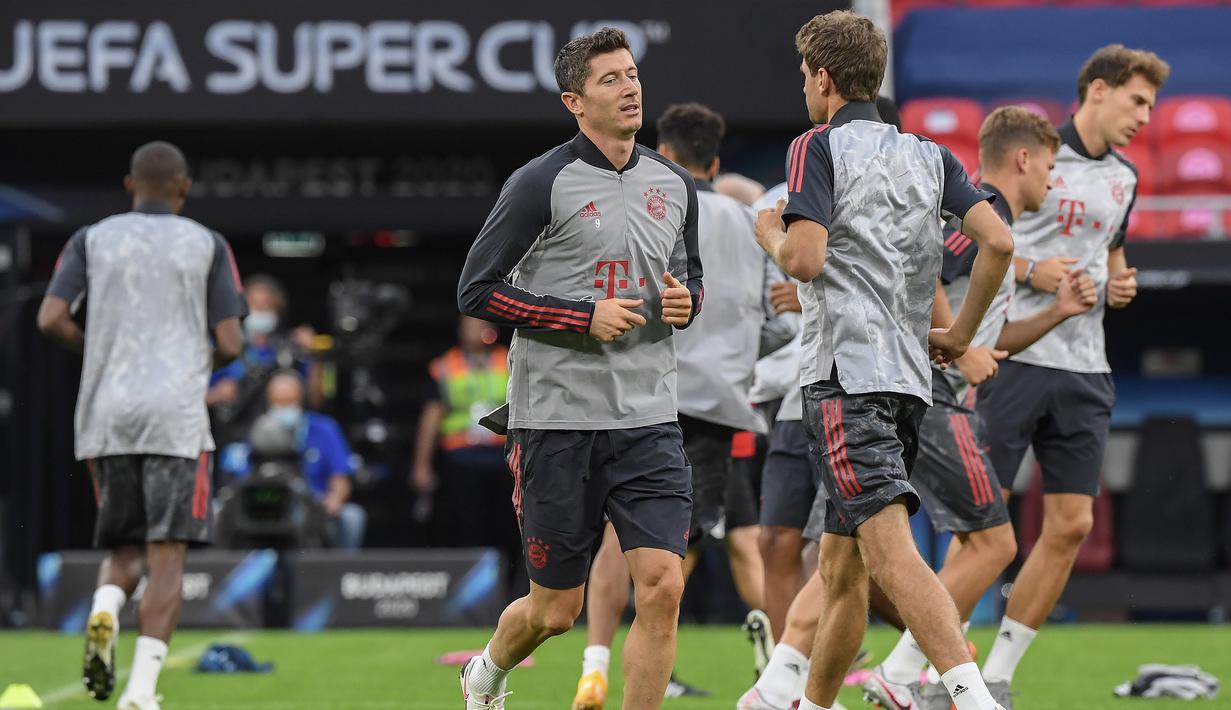Pemain Bayern Munchen, Robert Lewandowski, saat mengikuti sesi latihan jelang pertandingan Piala Super Eropa 2020 di Puskas Arena, Budapest, Kamis (24/9/2020). Bayern Munchen akan menghadapi juara Liga Europa, Sevilla. (AFP/Attila Kisbenedek)
