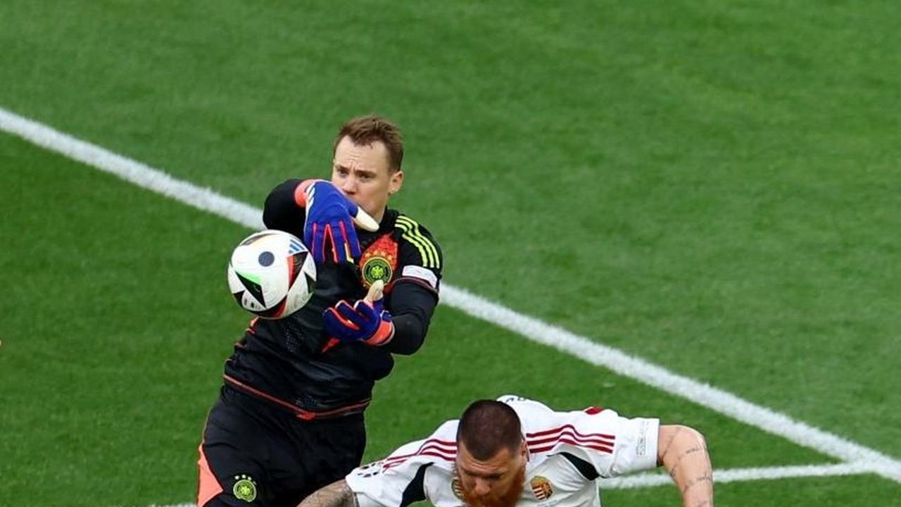Sedangkan Hungaria mencoba untuk menyamakan kedudukan, namun gol mereka dianulir karena offside. Foto: REUTERS<br>