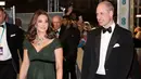 Kate Middleton didampingi Pangeran William berjalan di karpet merah acara penghargaan film British Academy Film Awards (BAFTA) 2018 di London, Minggu (18/2). Namun, pilihan pakaian Kate Middleton mendapat kritik dari beberapa orang. (AP/Antonio Calanni)