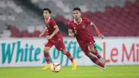 Pemain Timnas Indonesia U-22, Amiruddin Bagas Kaffa (kiri) menggiring bola saat laga uji coba internasional antara Timnas Indonesia U-22 melawan Timnas Lebanon U-22 di Stadion Utama Gelora Bung Karno (SUGBK), Senayan, Jakarta, Jumat (14/04/2023). Pertandingan ini menjadi salah satu bentuk persiapan untuk SEA Games 2023 di Kamboja. (Bola.com/Bagaskara Lazuardi)