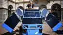 Seorang remaja berpose sambil memerkan Ape milikinya saat pameran memperingati 70 tahun Ape di Aosta, Italia utara (1/7). Dalam acara ini pemilik dan kolektor Piaggio Ape berkumpul untuk merayakan ulang tahun Ape yang ke-70. (AFP Photo/Marco Bertorello)