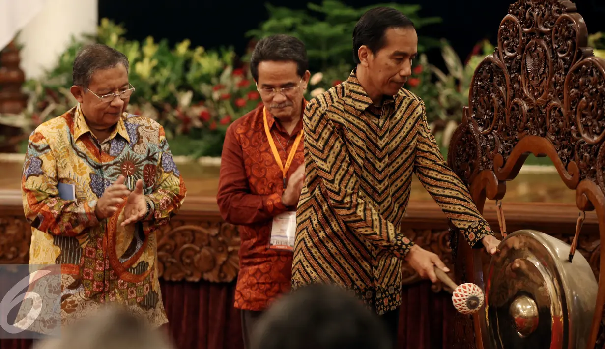 Presiden Joko Widodo memukul gong sebagai tanda peresmian Pencanangan Sensus Ekonomi (SE) 2016 dan pembukaan rapat koordinasi teknis SE 2016 di Istana Negara, Jakarta, Selasa (26/4). (Liputan6.com/Faizal Fanani)