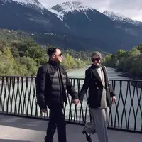 Rumah tangga Poppy Bunga dan suaminya jauh dari gosip. Mereka selalu tampil mesra bahkan selalu bergandengan tangan. Berikut potret mesra mereka : [foto: instagram/poppybungariphat]