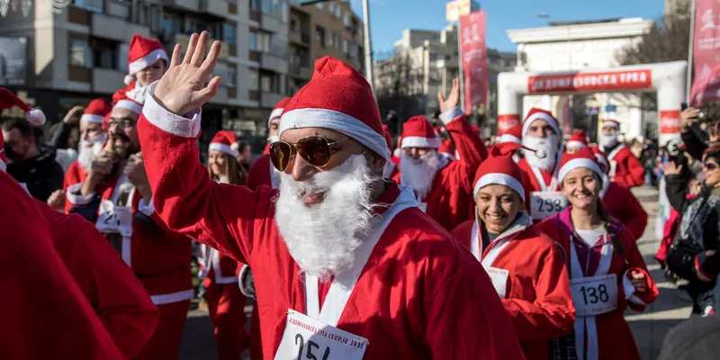 PHOTO: Rayakan Natal, Ratusan Santa Claus Ikuti Lomba Lari