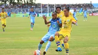 Zulvin Zamrun (biru) berduel dengan Amrizal (kiri) pada laga Persela kontra Persegres Gresik United pada Sabtu (30/4/2016) yang berkesudahan 0-1. (Bola.com/Fahrizal Arnas)