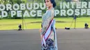 Dengan mahkotanya, Farhana Nariswari tampil lebih anggun dengan sanggul bawah khas Puteri Indonesia [@farhanariswari]