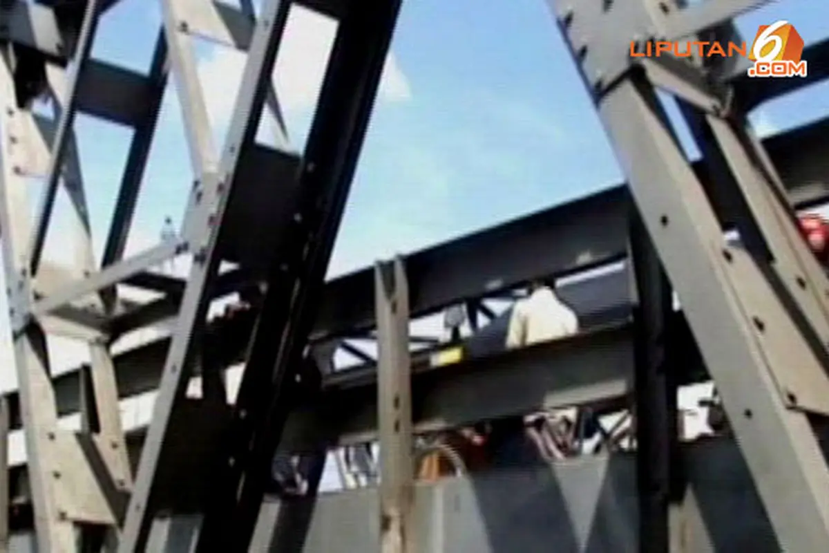 jembatan-runtuh-130731b.jpg
