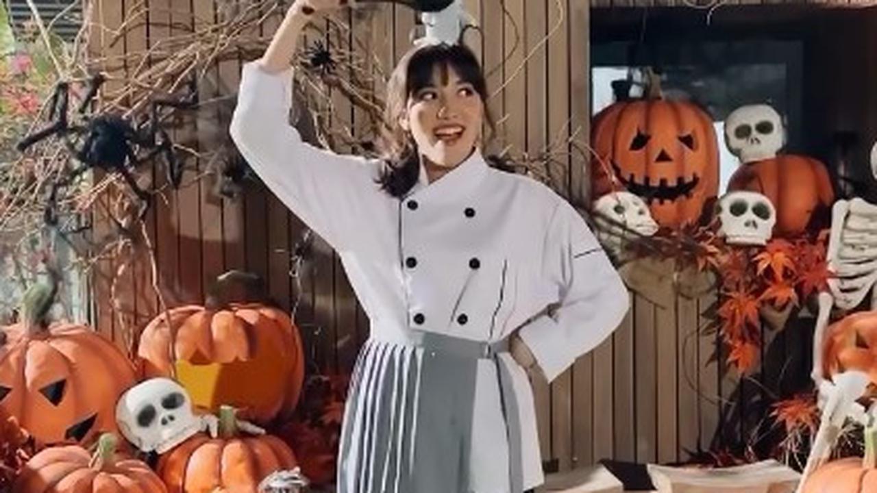 Rayakan Halloween, 7 Potret Agatha Pricilla Jadi Mbak-Mbak Mini Market - Sivia Azizah Jadi Daging Halal