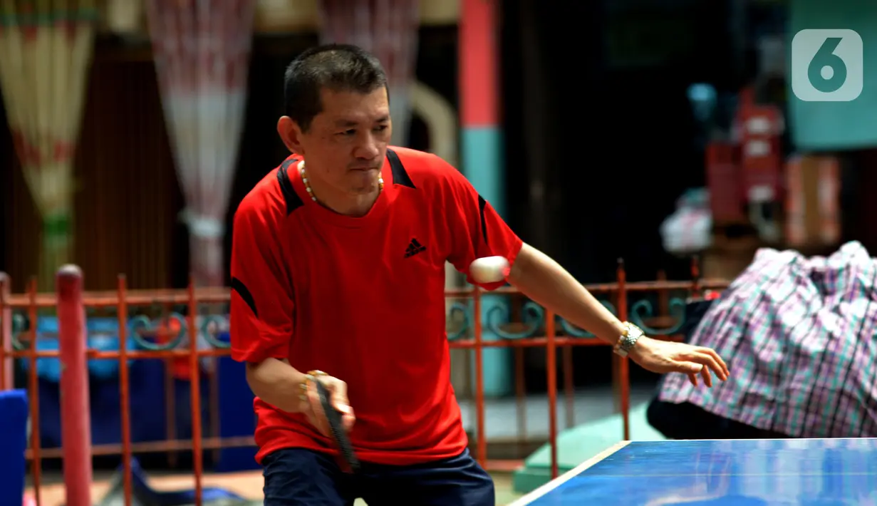 Petenis melakukan servis ke arah lawannya saat kejuaraan Bintikers Cup Tenis Meja di Pasar Grogol, Jakarta, Sabtu (14/12/2019). Turnamen Bintikers Cup Tenis Meja tersebut juga menjadi penyaluran hobi tenis meja serta sebagai ajang silaturahmi dan menjaga kebugaran. (merdeka.com/Imam Buhori)