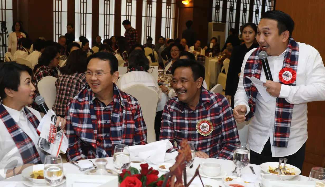Dalam acara penggalangan dana untuk Ahok-Djarot dilelang harga tempat duduk bersama Ahok sebesar Rp.5 Juta sedangkan bersama Djarot Rp.2,5 Juta, Jakarta, Minggu (27/11). (Liputan6.com/Herman Zakharia)