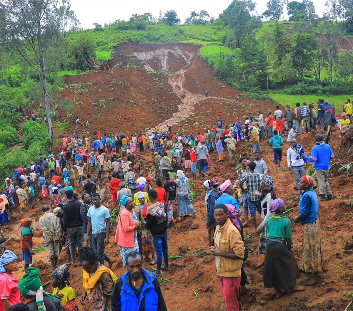 Foto yang dirilis Departemen Komunikasi Pemerintah Zona Gofa, pada 22 Juli 2024, memperlihatkan warga berkumpul di lokasi tanah longsor yang menerjang Distrik Geze-Gofa, Ethiopia.&nbsp;Tanah longsor yang dipicu oleh hujan lebat di daerah terpencil di Ethi