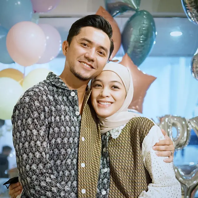 7 Potret Mesra Ananda Omesh dan Istri yang Kini Rayakan 13 Tahun Pernikahan