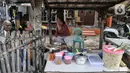 Warga saat berjualan makanan ringan di perkampungan kumuh kawasan Semper, Cilincing, Jakarta, Selasa (12/10/2021). Data Badan Pusat Statistik (BPS) Provinsi DKI Jakarta per September 2021 mencatat, jumlah penduduk miskin di Ibu Kota mencapai 362 ribu jiwa. (merdeka.com/Iqbal S. Nugroho)